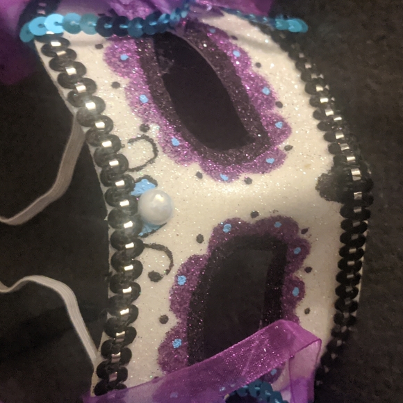 Mardi Gras Mask - Picture 2 of 4